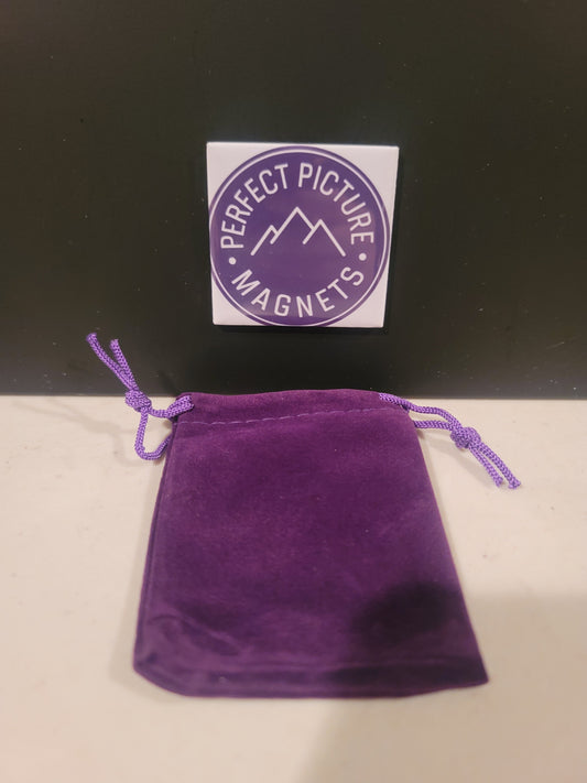 Small velvet magnet pouch